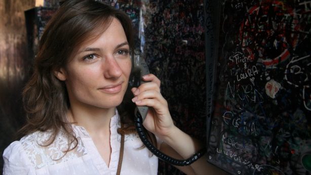 Tu cum îți vorbești când nu te aude nimeni_femeie la telefon