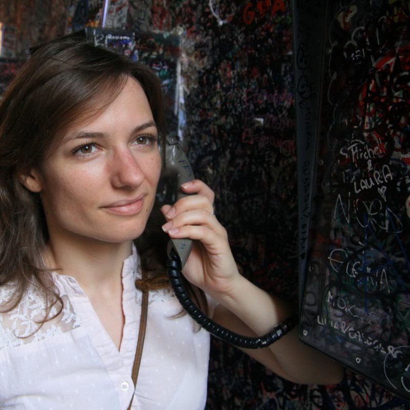 Tu cum îți vorbești când nu te aude nimeni_femeie la telefon