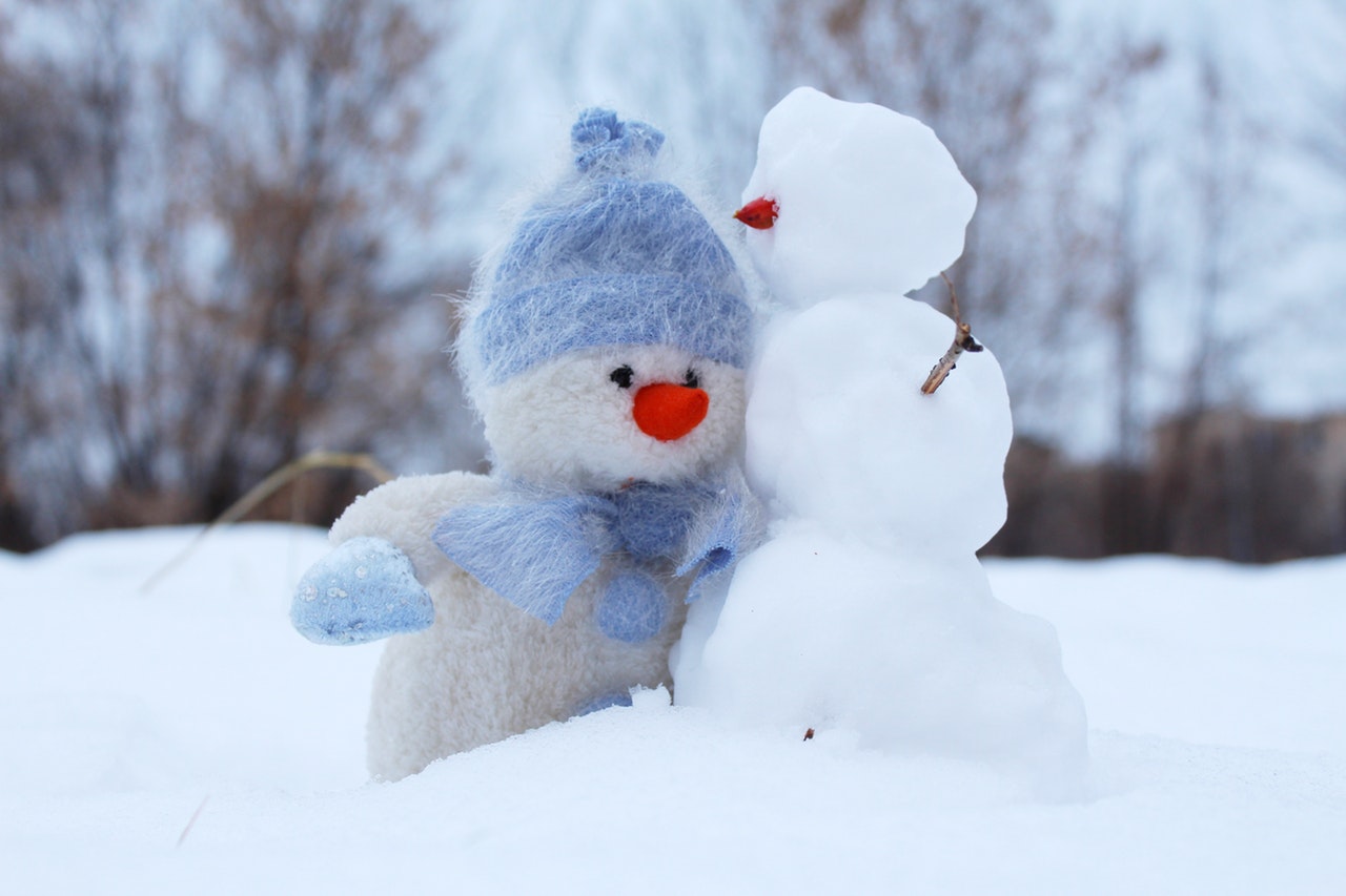 Cum cultivăm recunoștința și exercițiul practic de duminică_oameni de zăpadă care se îmbrățișează